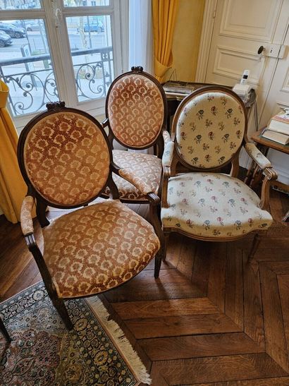 null Pair of Louis XVI style armchairs in natural wood, medallion backs
19th - 20th...