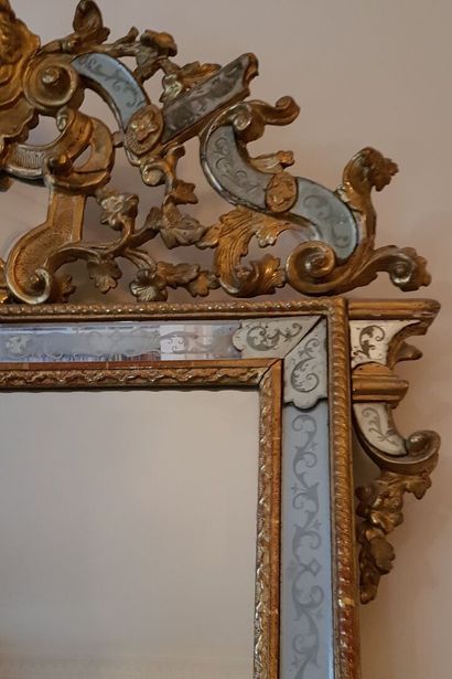 null Miroir rectangulaire à parecloses de style vénitien gravé de rinceaux et bois...