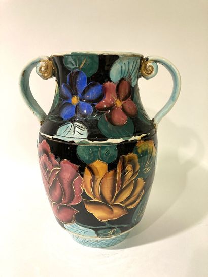 null Un vase à deux anses à décor de fleurs
Haut. 26 cm