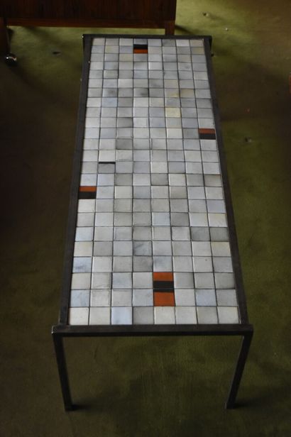 null Metal coffee table with earthenware tile top
Circa 1970
124 x 46 cm