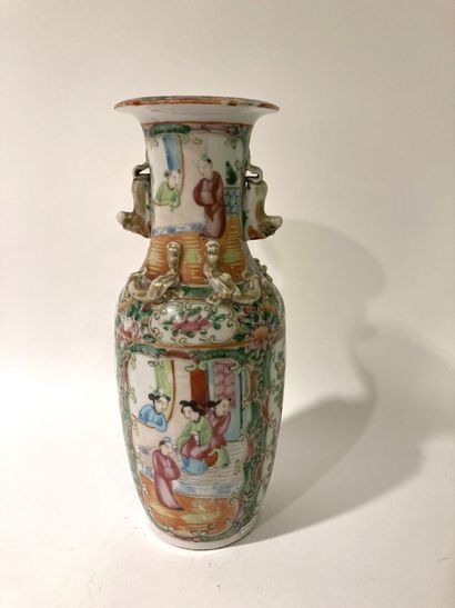 null CHINA
Porcelain vase in Canton enamels, the handles decorated with chimeras
Height:...