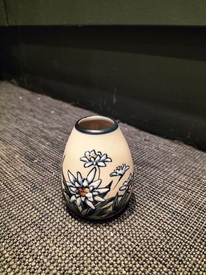 null Atelier Rodolphe FISCHER
Petit vase en grès de Ciboure, à décors d'edelweiss
Signé...