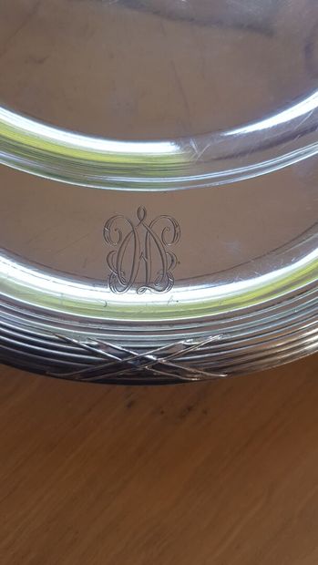 null Square-shaped silver dish, decorated with a ribbon and a number on the wing.
M.O:...