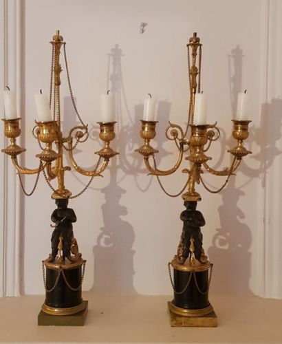 null Paire de candélabres de style Louis XVI à trois lumières dans un motif d'enroulements...