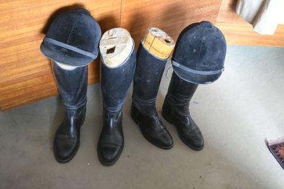 null Lot d'accessoires d'equitation: 2 paires de bottes et leurs formes, 2 bombe...