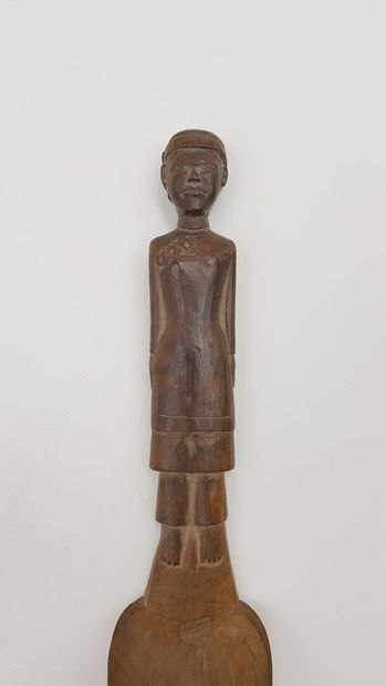 null MADAGASCAR

Une cuillère au manche sculpté d'un personnage en habit traditionnel
Bois,...