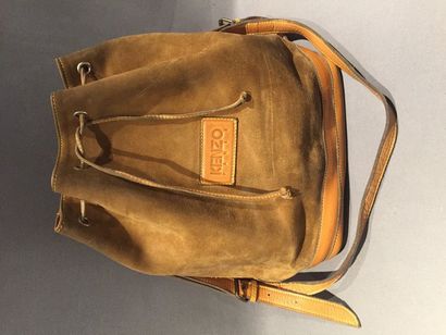 null KENZO Paris

Sac seau en daim camel et cuir lisse à la couleur, fermeture par...