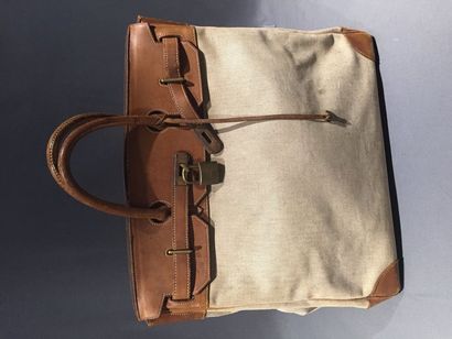 null HERMÈS Paris

Sac « Haut à courroie » de voyage en toile beige et cuir gold,...