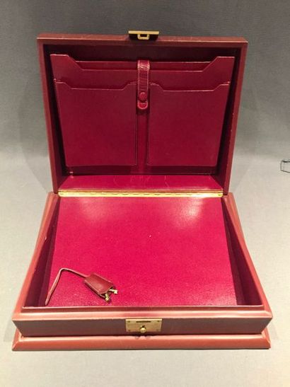 null HERMÈS Paris, 

Rare boîte type écritoire de voyage en cuir box couleur acajou...