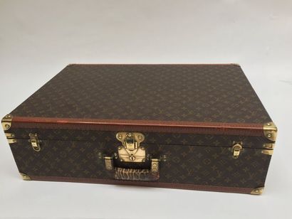 null LOUIS VUITTON 

Avenue Marceau N°906848, serrure H8

Valise rigide « Bisten »...