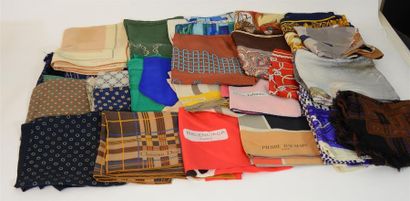 null Important lot de divers foulards principalement en soie dont : Balenciaga, Dior,...