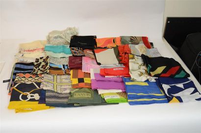 null Important lot de divers foulards principalement en soie dont : Lanvin, Valentino,...