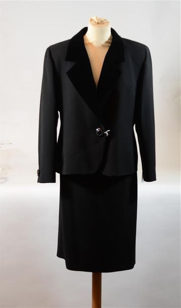 null YVES SAINT LAURENT VARIATION : Ensemble tailleur jupe noir en lainage, col en...