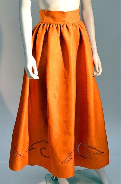 null CHRISTIAN LACROIX : Jupe longue en organza orange, broderies anglaises et passé...