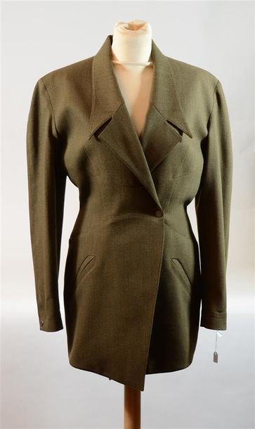 null Thierry MUGLER circa 1980 (Pièce de défilé): Veste redingote en lainage marron...