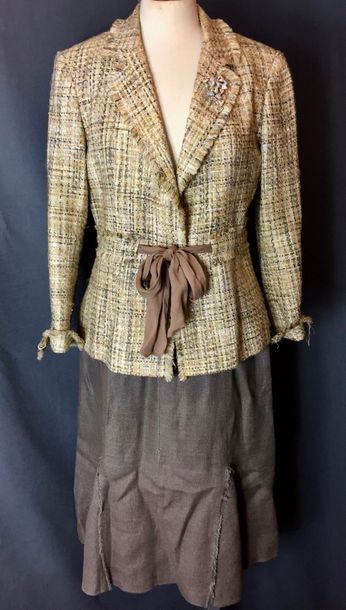 null FRENCESCO FERRI

Ensemble composé d'une veste en tweed de coton dans les tons...