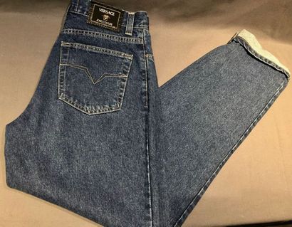 null VERSACE Jeans couture, circa 1990 

Pantalon jeans en denim bleu, taille haute....
