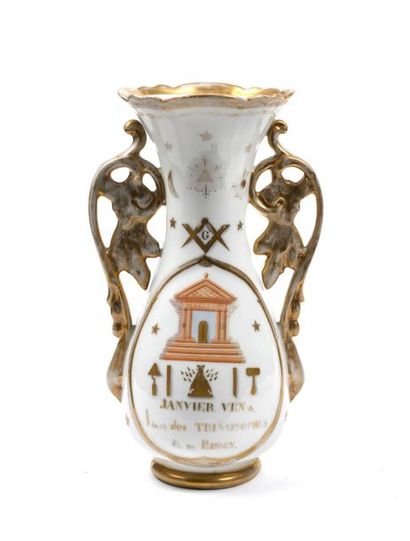 null Vase en porcelaine (ou faïence) à décor symbolique (temple, étoiles, G entouré...