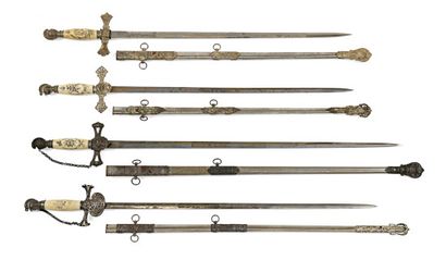 null Lot de 4 épées de chevalier de l'ordre du temple se terminant par un heaume...