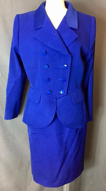 null Yves SAINT LAURENT Variations

Tailleur jupe en laine bleu électrique composé...