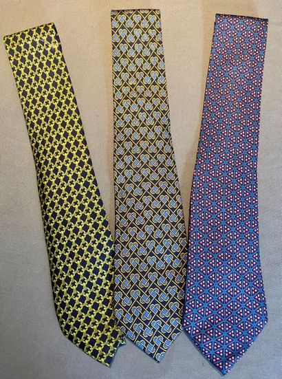 null HERMÈS, Paris

Lot de trois cravates en twill de soie imprimée à décor divers...