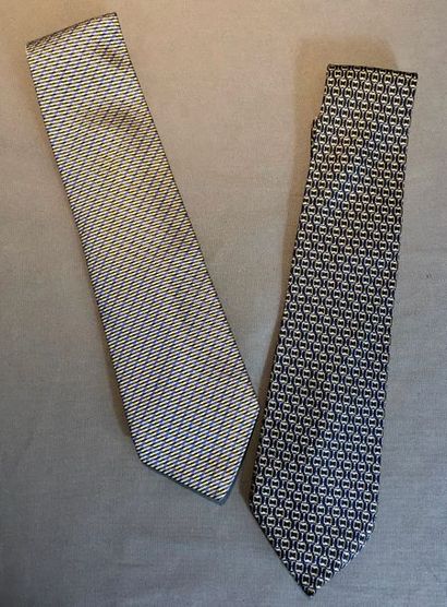 null KENZO, CÉLINE

Lot de deux cravates dont une en soie lourde à décor de quadrillage...
