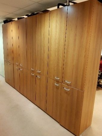 null 5 armoires de bureaux en bois
H. 215 Larg. 86 cm Prof. 46 cm