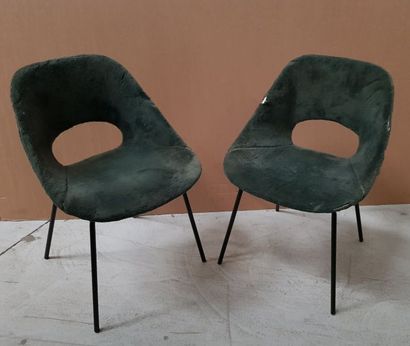 null 

Deux fauteuils piètement laqué noir, assise velours vert (usures et accidents)

Edition...
