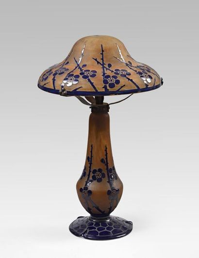 null LE VERRE FRANÇAIS

« Aubépines », circa [1919/22]

Grande lampe de salon dite...