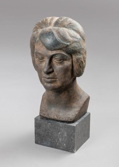 null Lucien GIBERT (1904-1988)

Buste de femme

Plâtre à patine brun noir, signé...