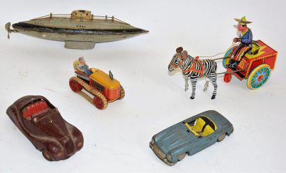 null Varia de jouets anciens (épaves) : sous-marin Bing, petit tracteur Gama, 2 épaves...