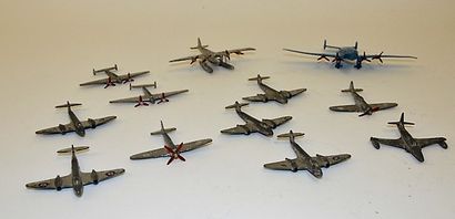 null DINKY (12) petits avions dont: Four engine liner, seplane, etc (traces d'us...