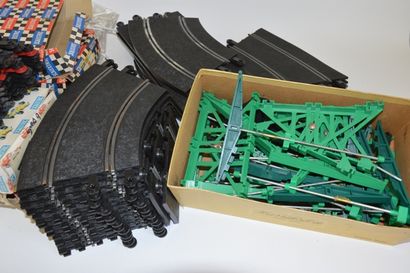 null SCALEXTRIC: ensemble de rails et de barrières de protection, aisni que de pièces...