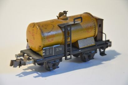 null MÄRKLIN 374/3 (1938), wagon citerne jaune "SHELL", en tôle, attelage nickelé...