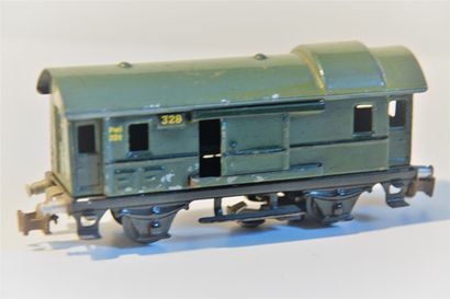 null MÄRKLIN 328/3 (1938) wagon à bagages, éclairage intérieur, 2 axes, vert, attelage...