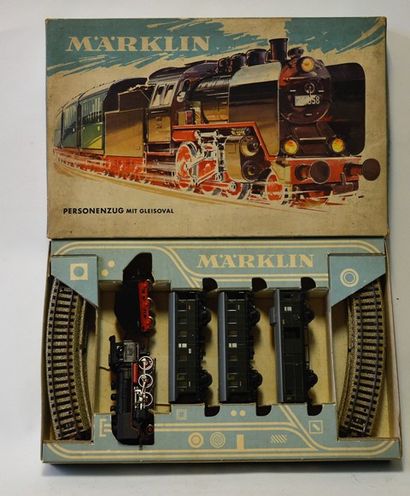 null MÄRKLIN set 3103 comprend : une locomotive 130, 3 feux, tender 3 axes, 2 voitures...
