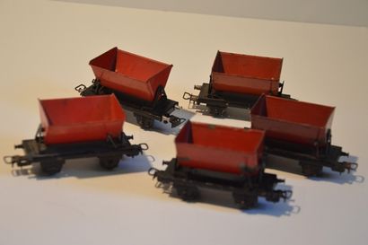 null MÄRKLIN (5) wagons trémie, 2 axes, benne rouge en tôle, 362/4 attelage 4.1 (un...