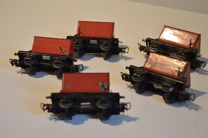 null MÄRKLIN (5) wagons trémie, 2 axes, benne rouge en tôle, 362/4 attelage 4.1 (un...