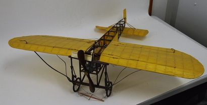 null AVION Louis Blériot BLERIOT en bois reproduction de l'avion ayant fait la traversée...