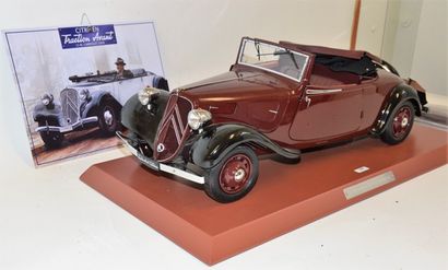 null Maquette de la Citröen 11 BL, cabriolet de 1939, en tôle peinte noir et bordeaux,...