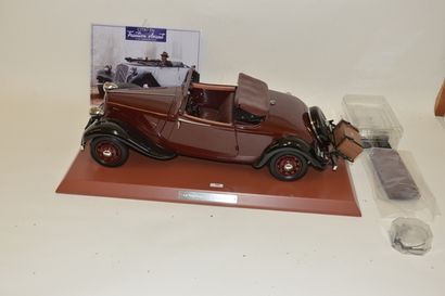 null Maquette de la Citröen 11 BL, cabriolet de 1939, en tôle peinte noir et bordeaux,...