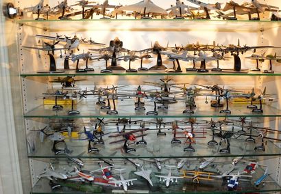 null Ensemble de 103 avions en métal et plastique. Différentes échelles et époques....