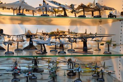 null Ensemble de 103 avions en métal et plastique. Différentes échelles et époques....