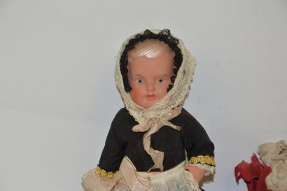 null Varia accessoires de poupée : poupée folklorique, coprs de poupée, petits objets...