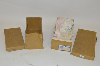 null (2) boîtes vides pour poupée, dont une avec étiquette UNICA