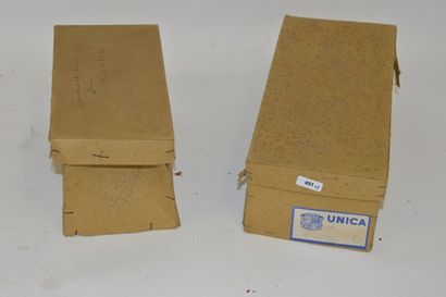 null (2) boîtes vides pour poupée, dont une avec étiquette UNICA
