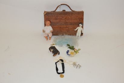null Accesoires de poupées :

- Valsiette comprenant un mini bébé de bain en porcelaine,...