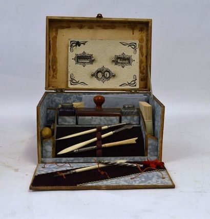 null Nécessaire écritoire miniature en coffret de style Art Nouveau, début XXe, relativement...