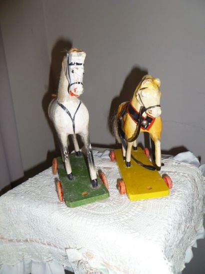 null Lot de deux petitts chevaux en bois, H 16/20cm