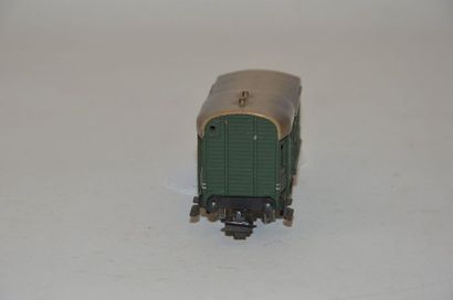 null MÄRKLIN item no. 310.0, (1947) boxcar, green, 2 axles, gray/brown roof, BK 4.2...
